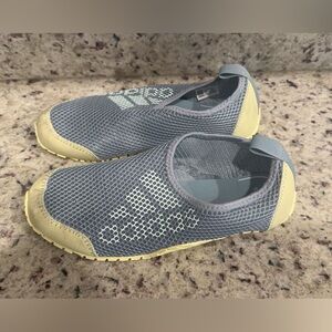 Kurobe Adidas Mesh Water Shoes Kids size 2
